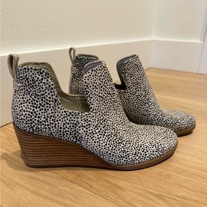 Toms Chelsea Bootie in cheetah print. Size 8.5 Wide.